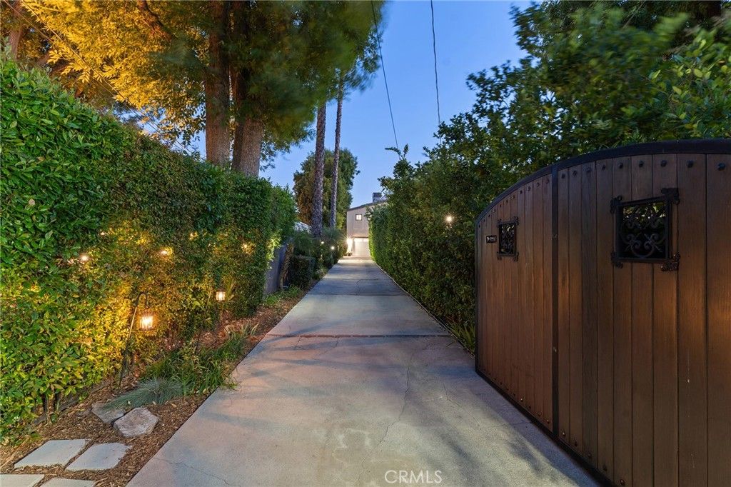 Image 2 of property listing at 22702 Califa Street, Woodland Hills, CA 91367