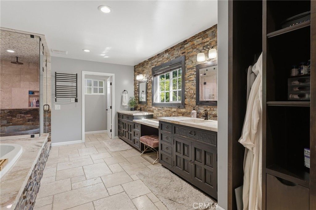 Image 22 of property listing at 22702 Califa Street, Woodland Hills, CA 91367