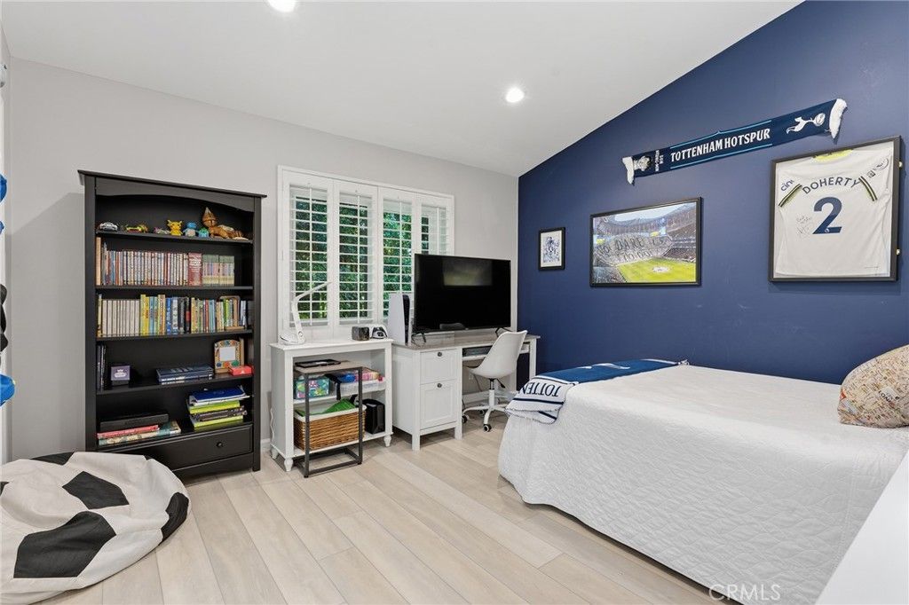 Image 25 of property listing at 22702 Califa Street, Woodland Hills, CA 91367