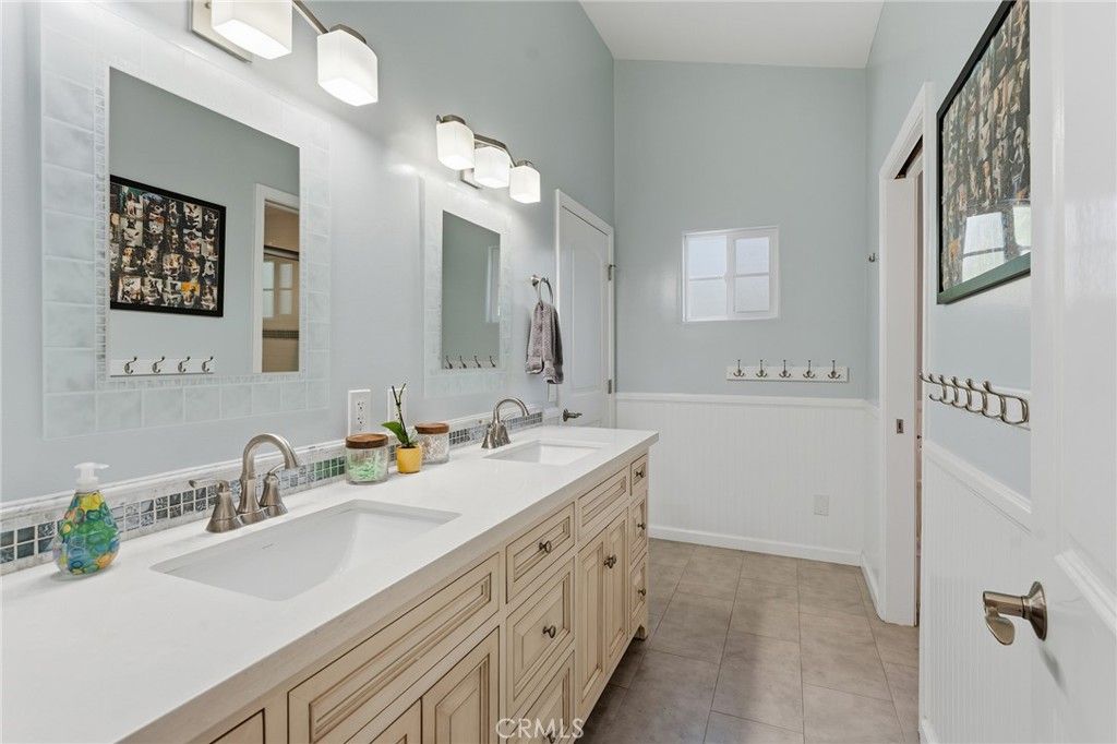 Image 26 of property listing at 22702 Califa Street, Woodland Hills, CA 91367