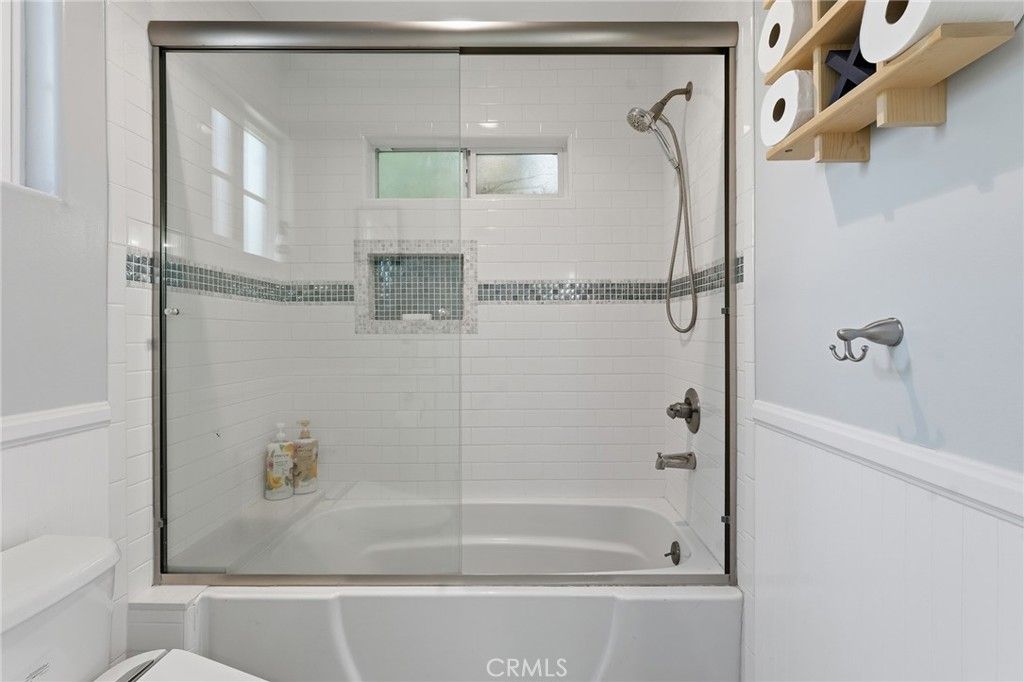 Image 27 of property listing at 22702 Califa Street, Woodland Hills, CA 91367