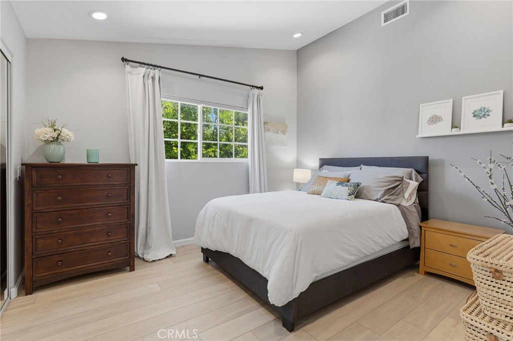 Image 29 of property listing at 22702 Califa Street, Woodland Hills, CA 91367