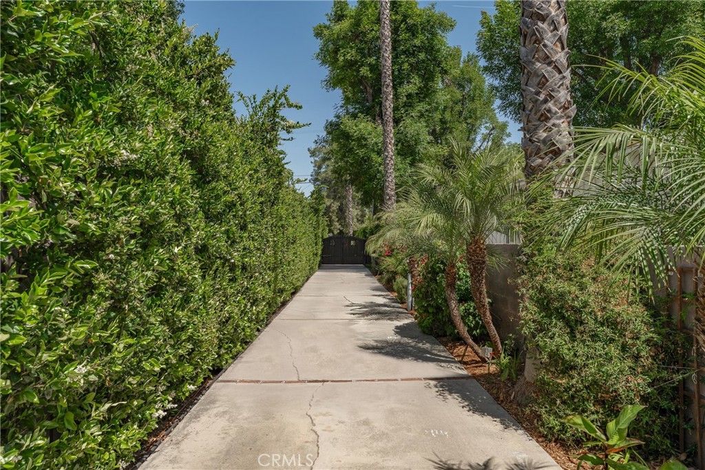Image 3 of property listing at 22702 Califa Street, Woodland Hills, CA 91367