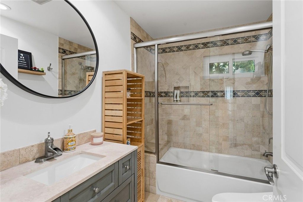 Image 32 of property listing at 22702 Califa Street, Woodland Hills, CA 91367