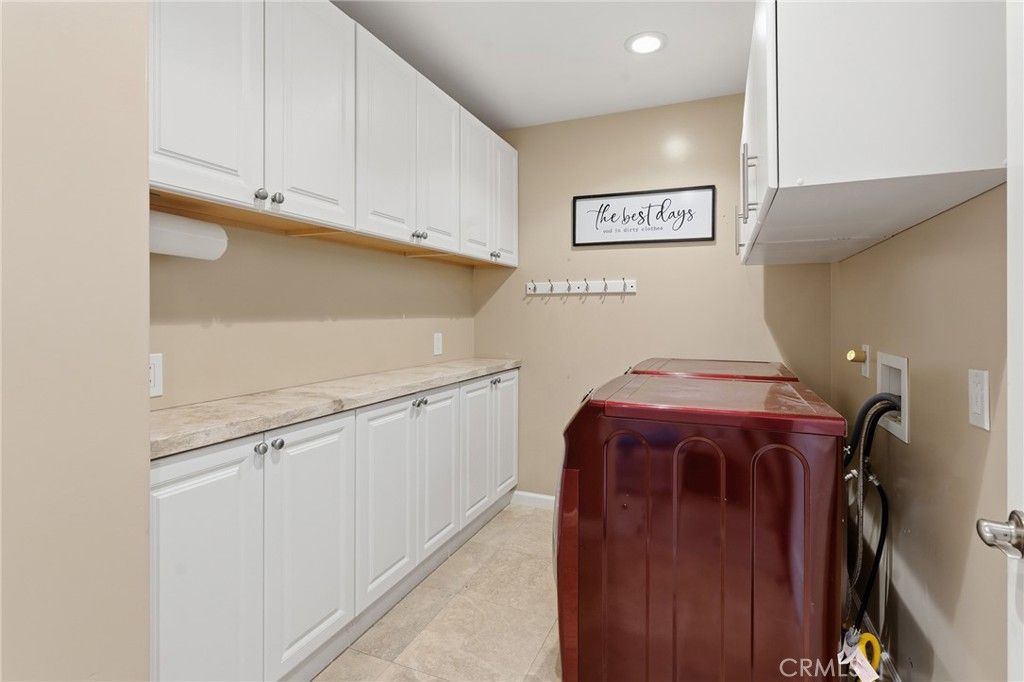 Image 33 of property listing at 22702 Califa Street, Woodland Hills, CA 91367