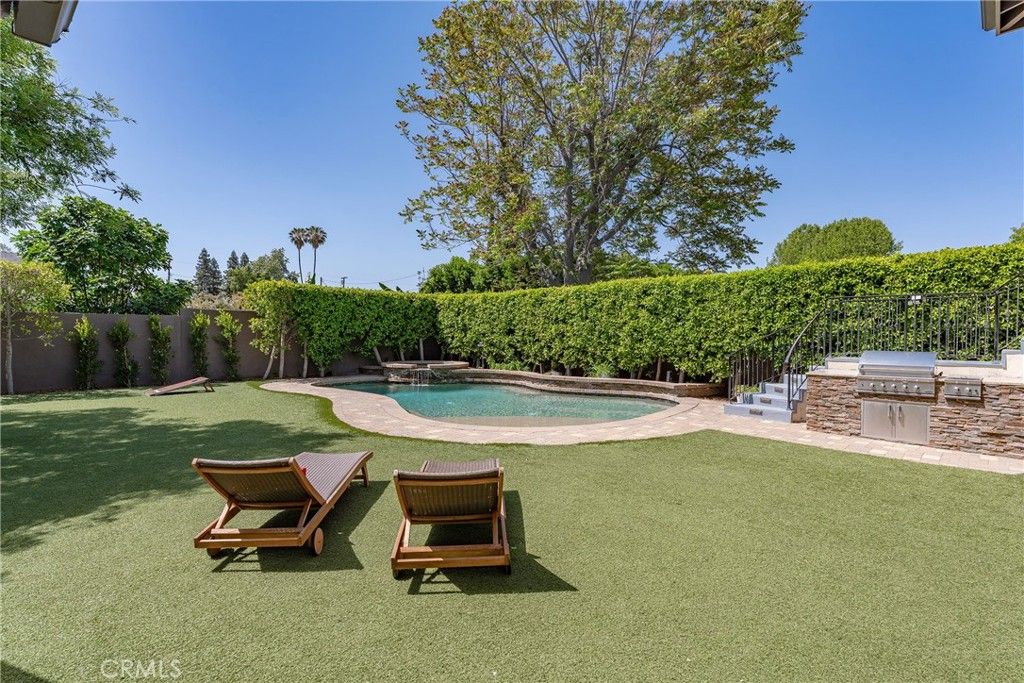 Image 35 of property listing at 22702 Califa Street, Woodland Hills, CA 91367