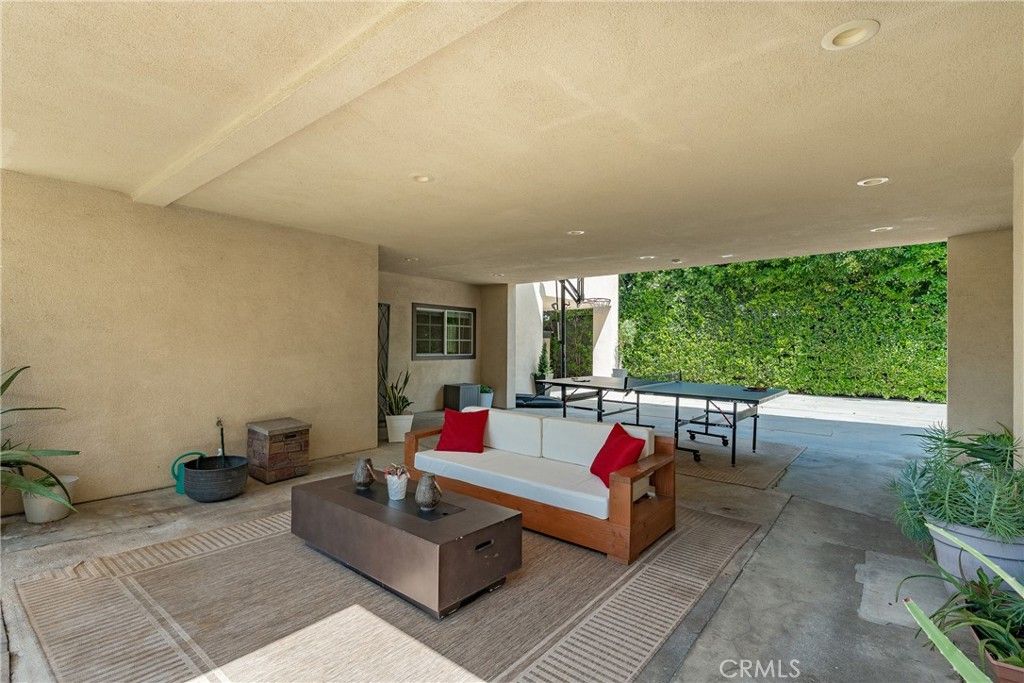 Image 39 of property listing at 22702 Califa Street, Woodland Hills, CA 91367