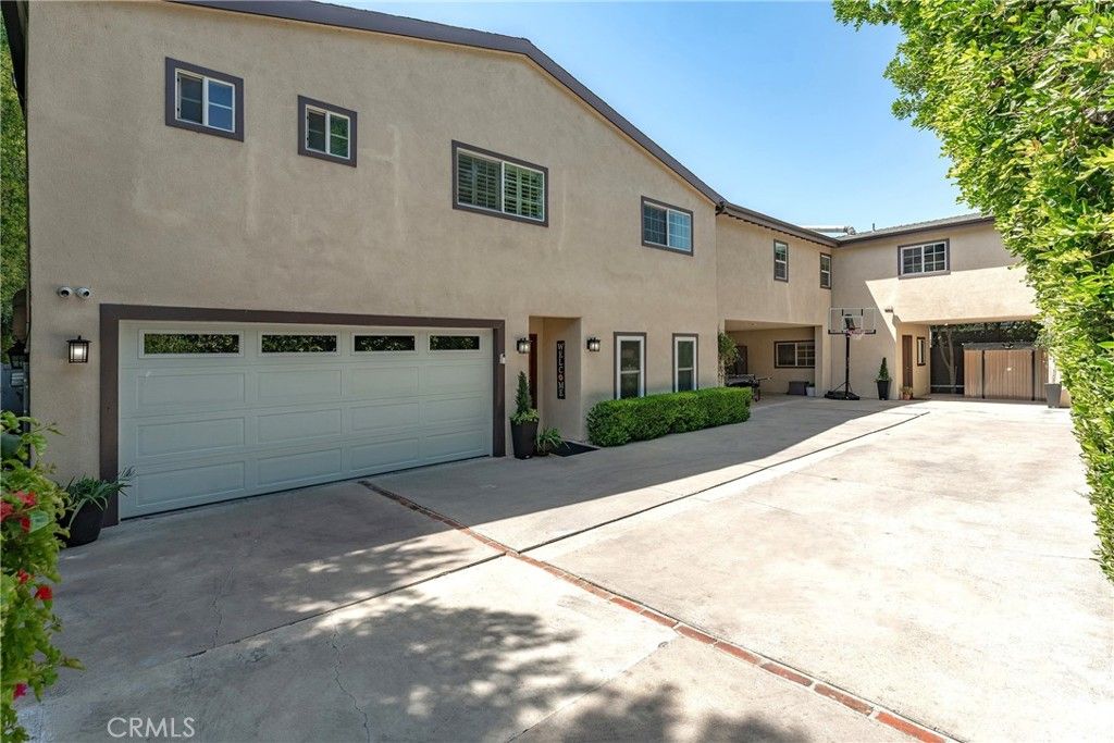 Image 4 of property listing at 22702 Califa Street, Woodland Hills, CA 91367