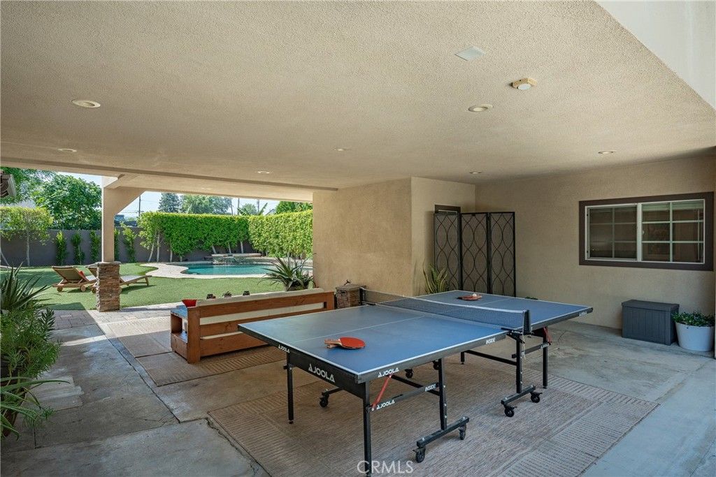Image 40 of property listing at 22702 Califa Street, Woodland Hills, CA 91367