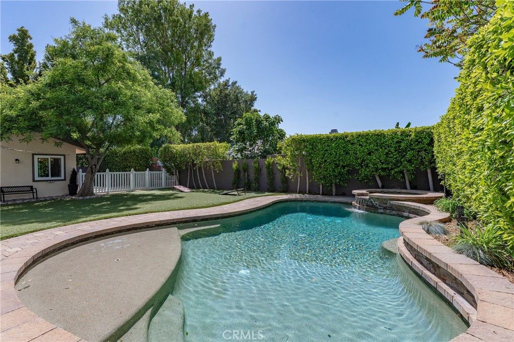 Image 41 of property listing at 22702 Califa Street, Woodland Hills, CA 91367