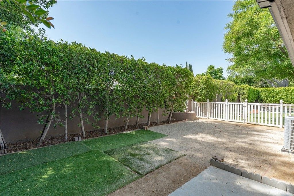 Image 42 of property listing at 22702 Califa Street, Woodland Hills, CA 91367
