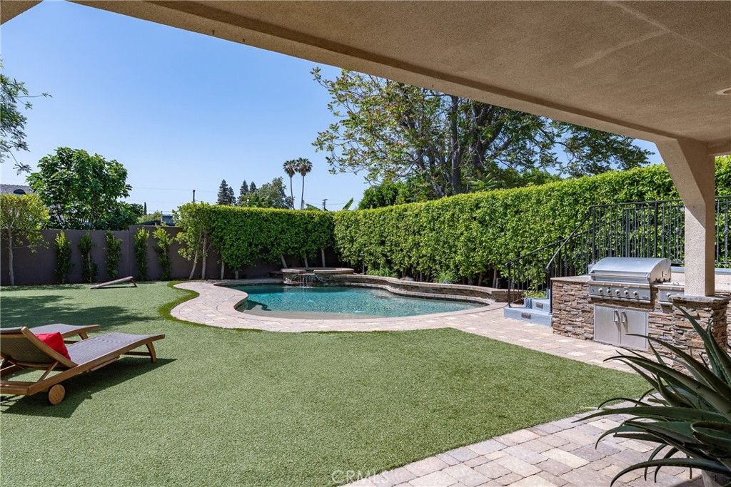 Image 43 of property listing at 22702 Califa Street, Woodland Hills, CA 91367