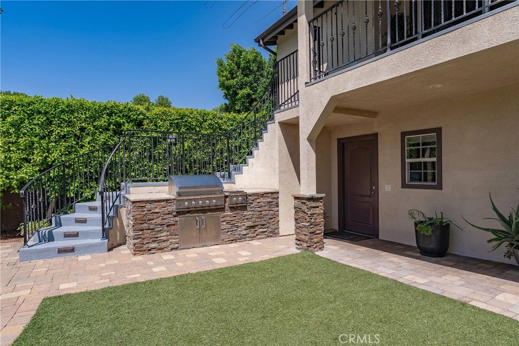 Image 44 of property listing at 22702 Califa Street, Woodland Hills, CA 91367