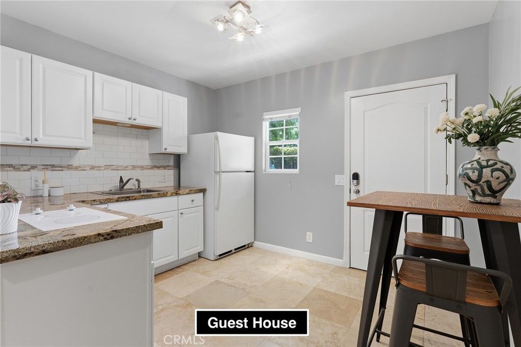 Image 45 of property listing at 22702 Califa Street, Woodland Hills, CA 91367