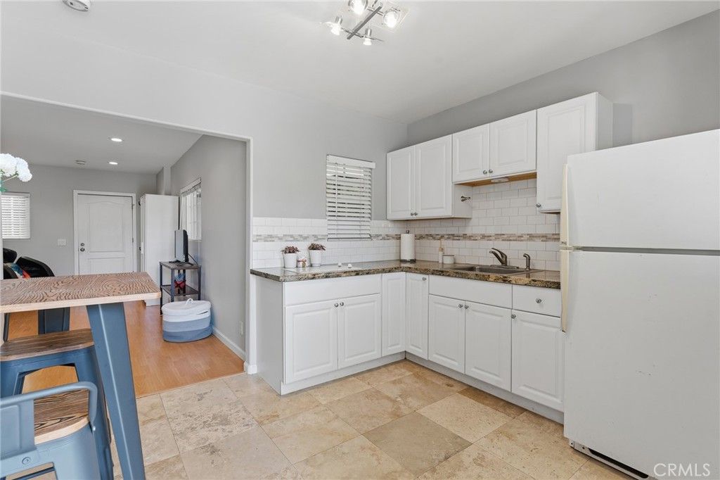 Image 46 of property listing at 22702 Califa Street, Woodland Hills, CA 91367