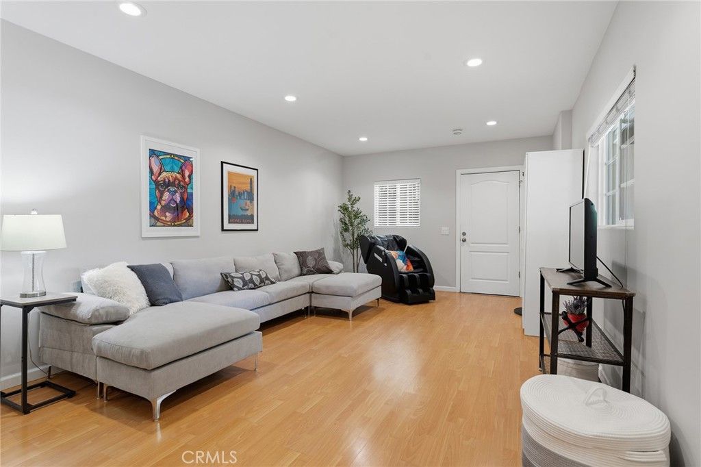 Image 47 of property listing at 22702 Califa Street, Woodland Hills, CA 91367