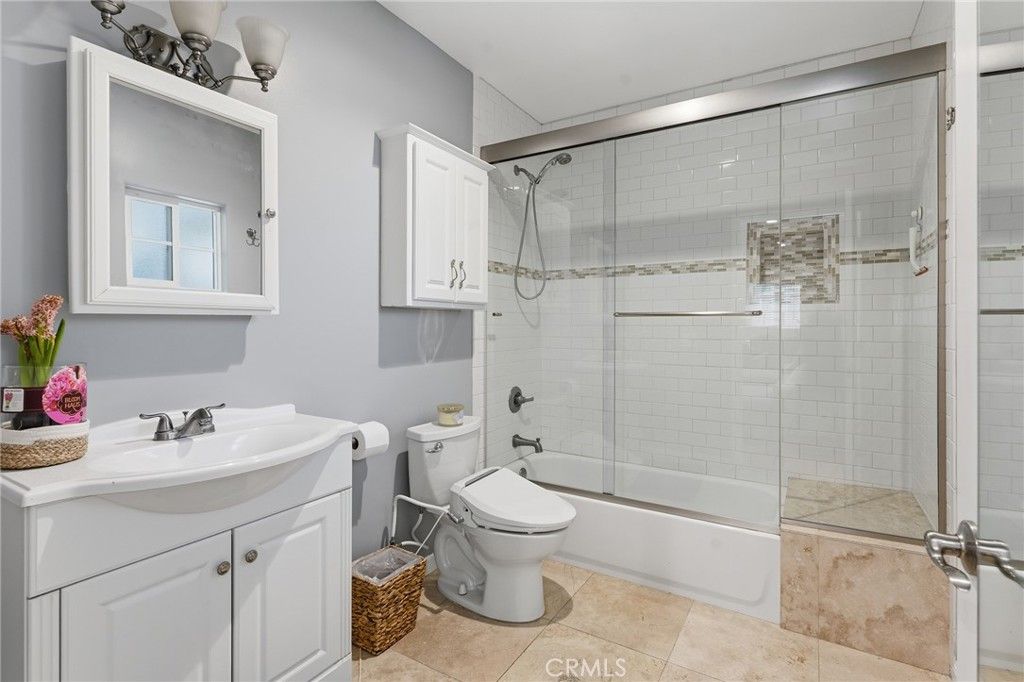 Image 48 of property listing at 22702 Califa Street, Woodland Hills, CA 91367