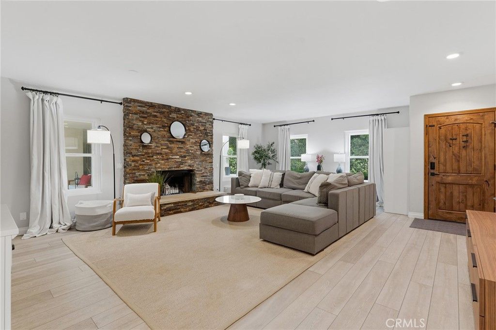 Image 5 of property listing at 22702 Califa Street, Woodland Hills, CA 91367