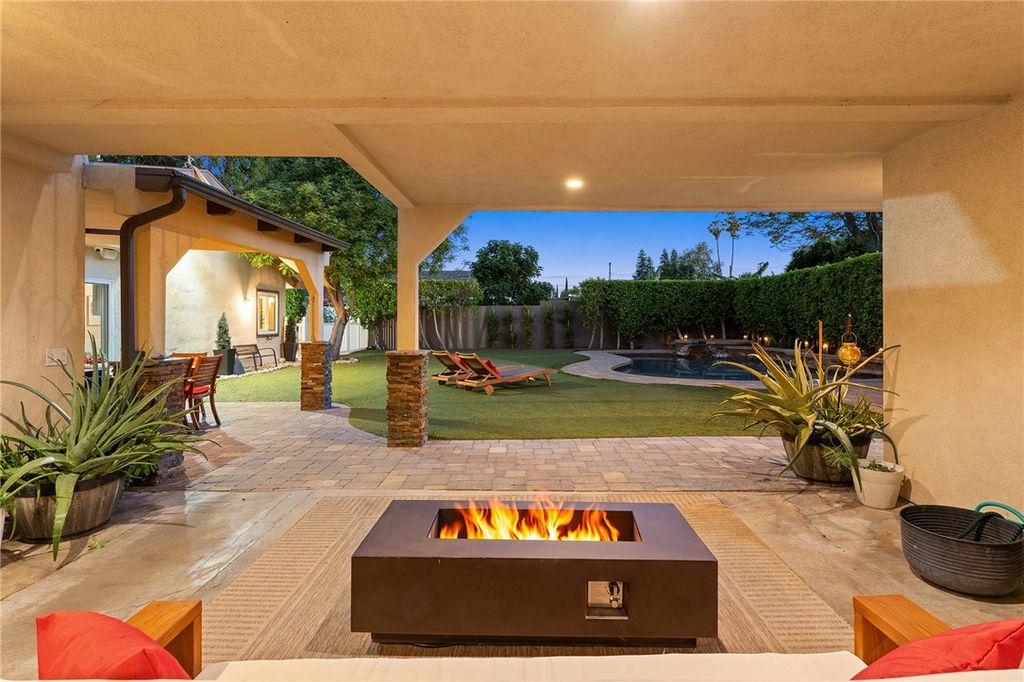 Image 51 of property listing at 22702 Califa Street, Woodland Hills, CA 91367