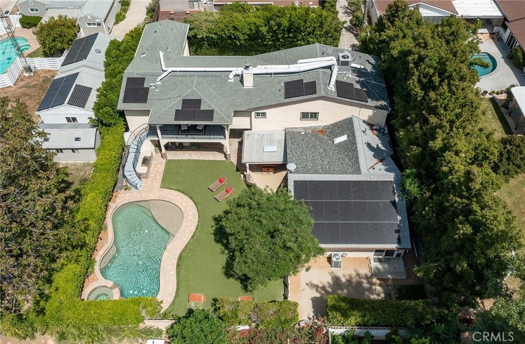 Image 53 of property listing at 22702 Califa Street, Woodland Hills, CA 91367