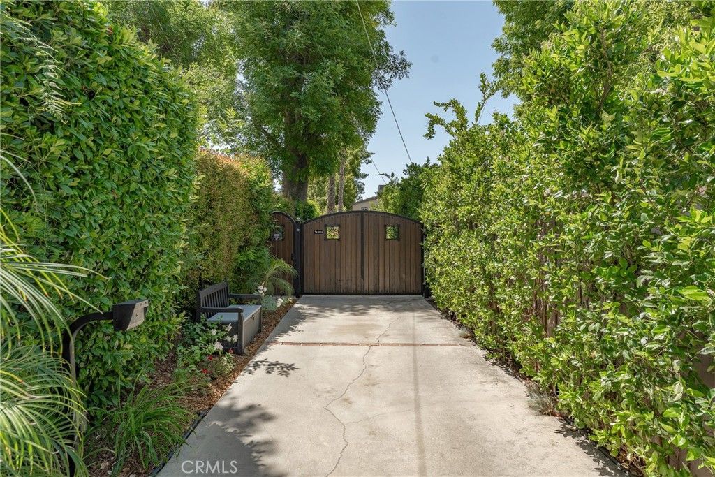 Image 54 of property listing at 22702 Califa Street, Woodland Hills, CA 91367