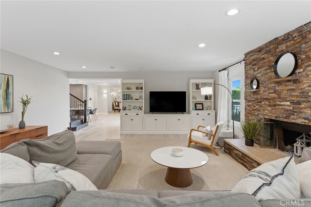 Image 6 of property listing at 22702 Califa Street, Woodland Hills, CA 91367