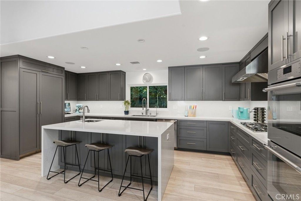 Image 7 of property listing at 22702 Califa Street, Woodland Hills, CA 91367