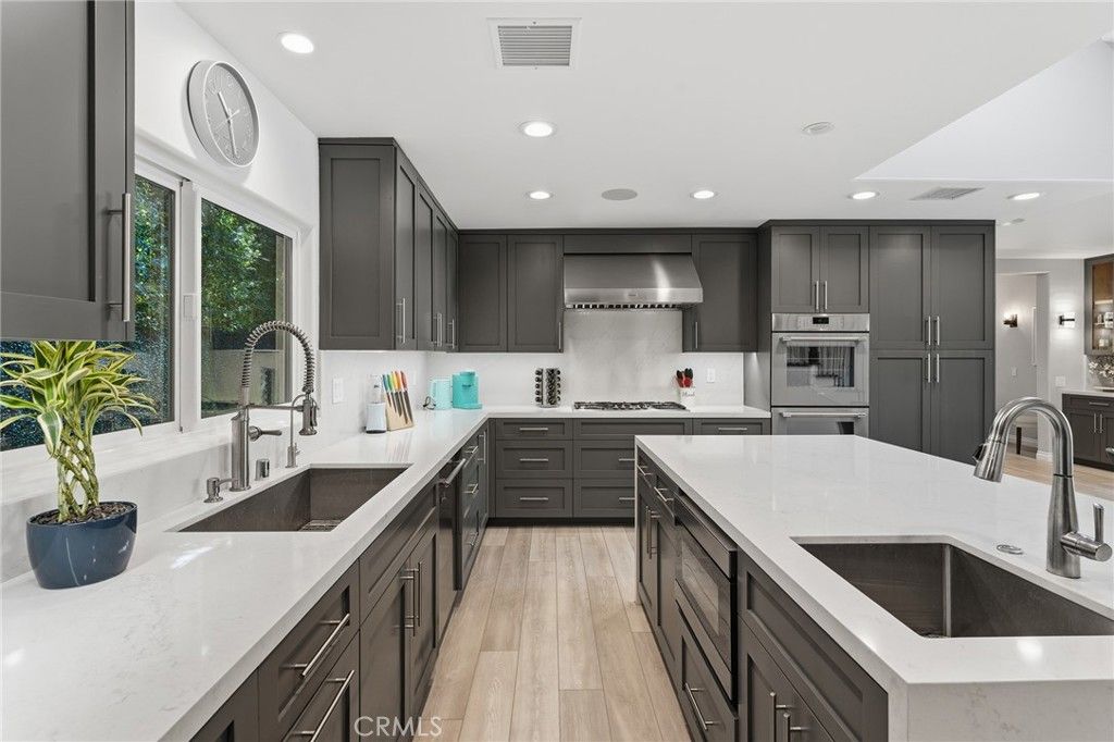 Image 8 of property listing at 22702 Califa Street, Woodland Hills, CA 91367