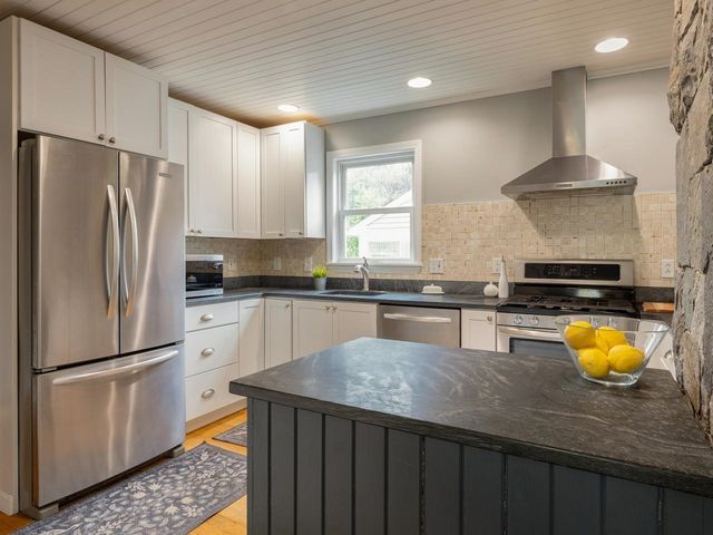 113 Maplewood Drive, Shelburne, VT 05482