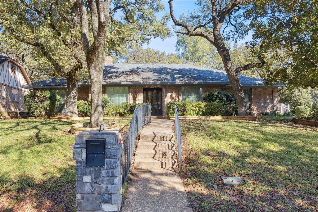 805 Newport Road, Fort Worth, TX 76120