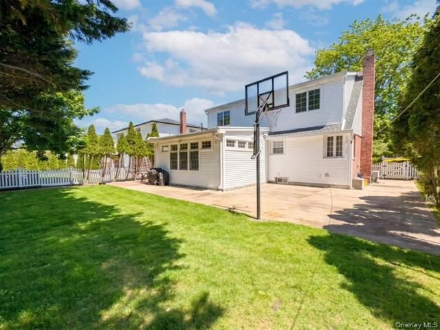 31 Stoothoff Drive, New Hyde Park, NY 11040