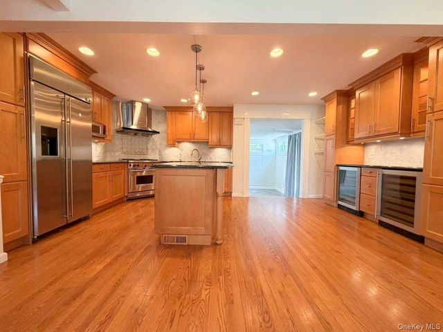 31 Stoothoff Drive, New Hyde Park, NY 11040