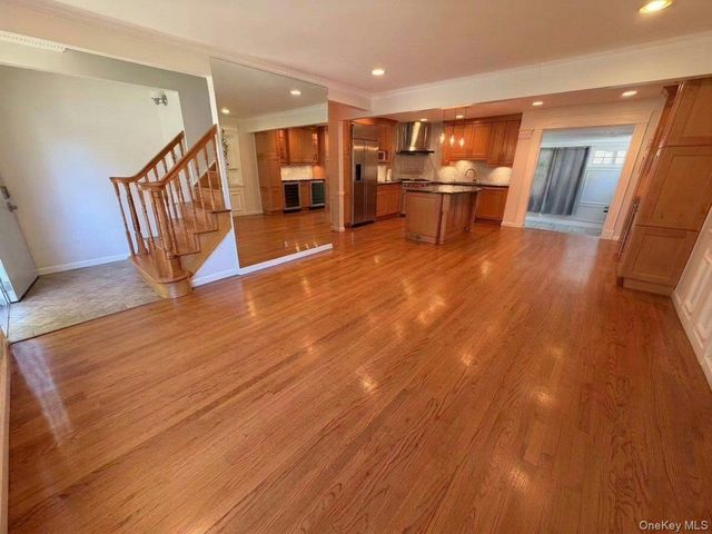 31 Stoothoff Drive, New Hyde Park, NY 11040