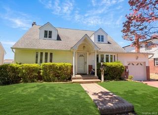 31 Stoothoff Drive, New Hyde Park, NY 11040