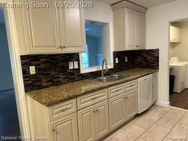2546 LAFAY DRIV N Lafay Drive, West Bloomfield, MI 48324