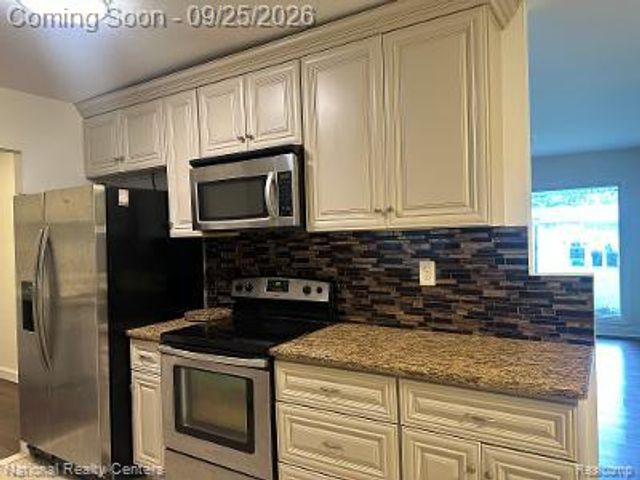 2546 LAFAY DRIV N Lafay Drive, West Bloomfield, MI 48324