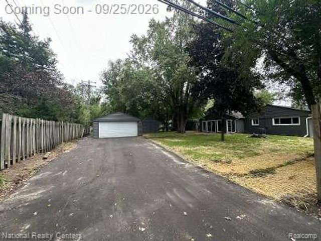 2546 LAFAY DRIV N Lafay Drive, West Bloomfield, MI 48324