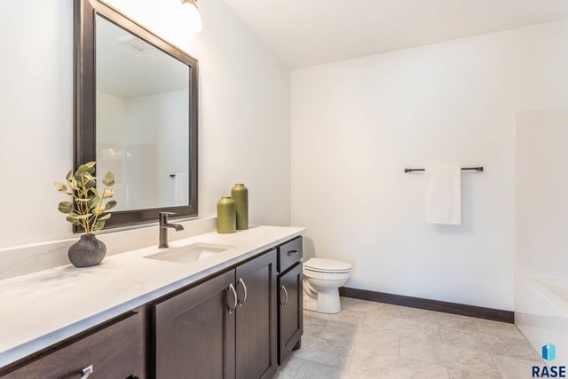 2212 S Saddle Ridge Dr Drive, Sioux Falls, SD 57110