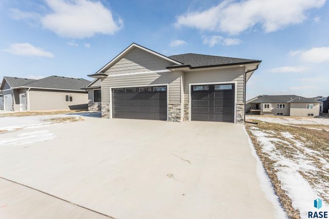 2212 S Saddle Ridge Dr Drive, Sioux Falls, SD 57110