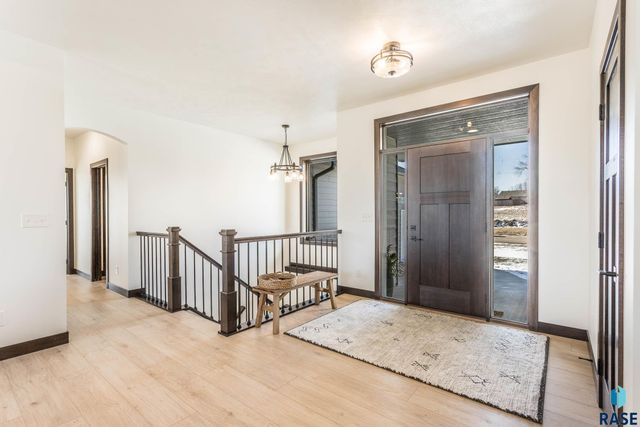 2212 S Saddle Ridge Dr Drive, Sioux Falls, SD 57110