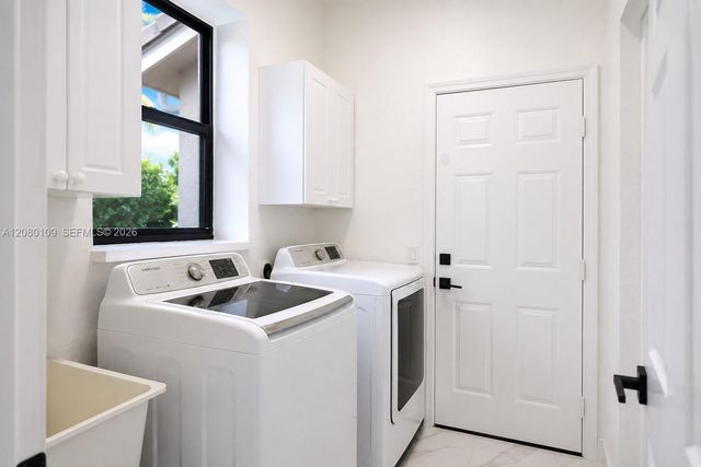 1672 Victoria Pointe Circle, Weston, FL 33327