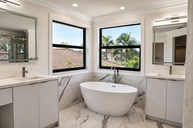 1672 Victoria Pointe Circle, Weston, FL 33327