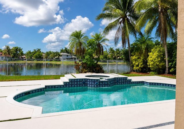 1672 Victoria Pointe Circle, Weston, FL 33327