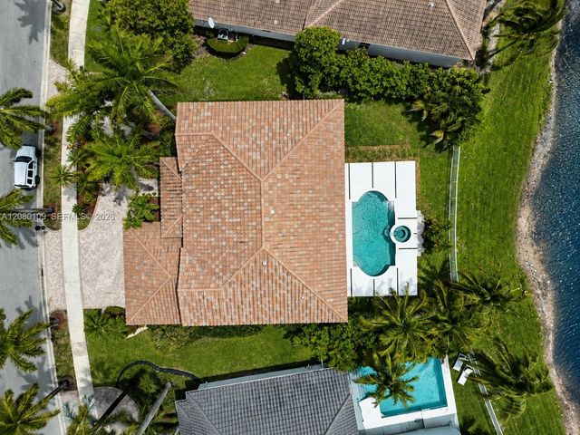 1672 Victoria Pointe Circle, Weston, FL 33327
