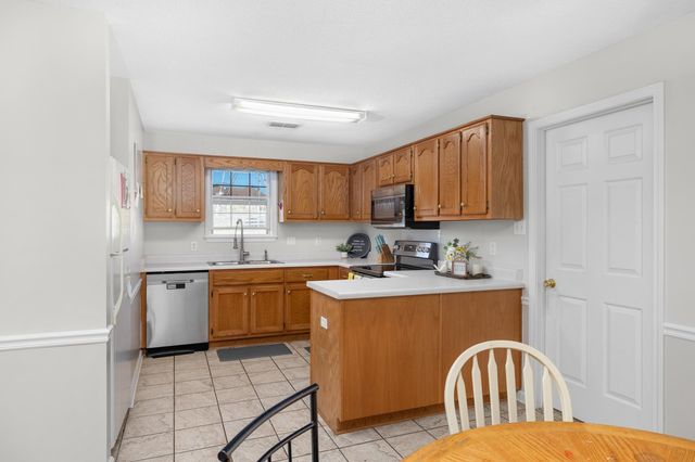 215 WOODSHIRE LN, Brighton, TN 38011