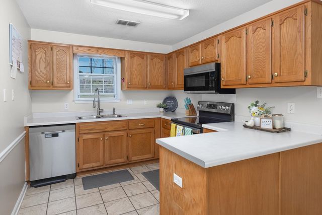 215 WOODSHIRE LN, Brighton, TN 38011