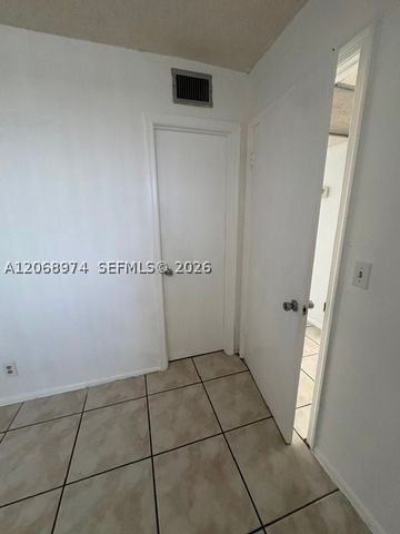 9440 Poinciana Pl 404, Davie, FL 33324