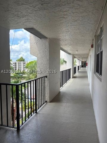 9440 Poinciana Pl 404, Davie, FL 33324