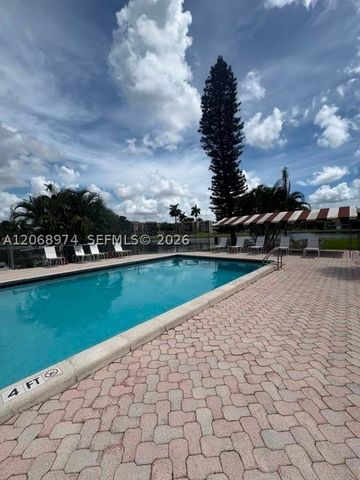 9440 Poinciana Pl 404, Davie, FL 33324