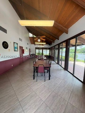 9440 Poinciana Pl 404, Davie, FL 33324